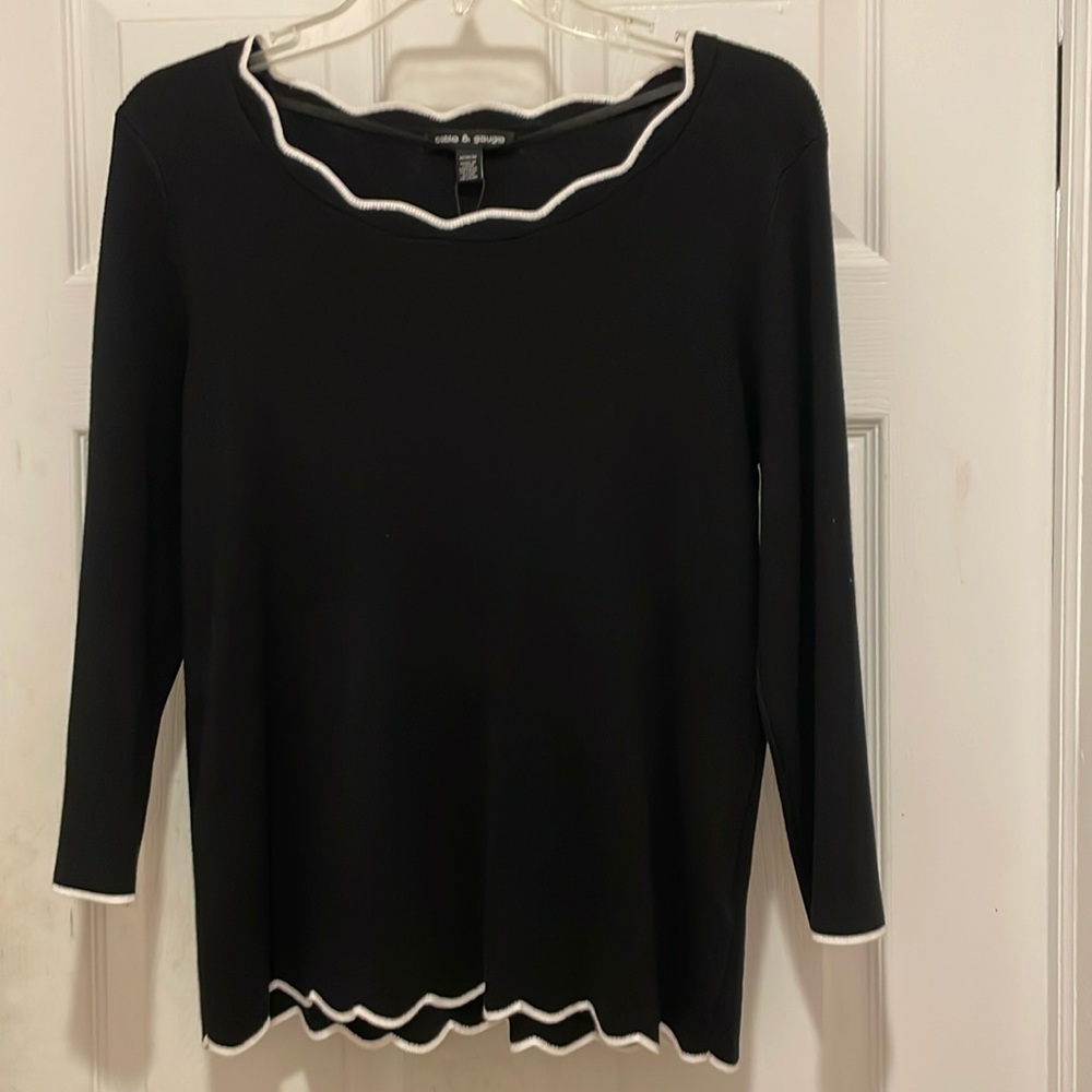 NWT Cable & Gauge Size M BLACK & WHITE SCALLOP NECK AND HEM RIB KNIT PULLOVER